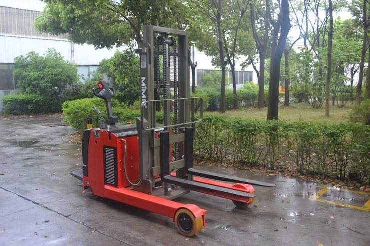 “湖南榮洲機械設(shè)備有限公司，移動式升降平臺價格，湖南升降貨梯，塑料托盤批發(fā)，固定式升降平臺，曲臂式升降平臺，汽車尾板，全電動叉車”