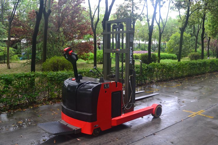 “湖南榮洲機械設(shè)備有限公司，移動式升降平臺價格，湖南升降貨梯，塑料托盤批發(fā)，固定式升降平臺，曲臂式升降平臺，汽車尾板，全電動叉車”